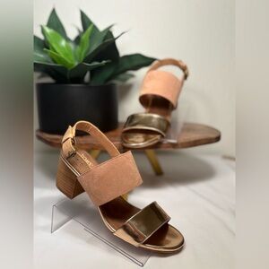 TOMS Two-Tone Block Heel Sandals in Tan and Gold - Sz 7